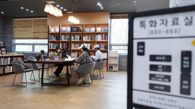 수원시 한 도서관에서 시민들이 책을 읽고 있다. (사진=수원시 제공)