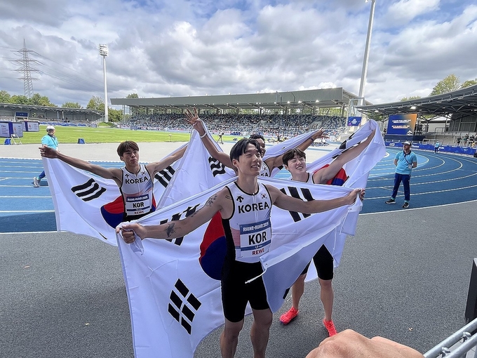 27일(한국시간) 독일 보훔 로르하이데 스타디움에서 2025 라인-루르 하계 세계대학경기대회(U대회) 남자 400m 계주에서 우승한 한국 대표팀이 기뻐하고 있다. (사진=대한육상연맹 제공)