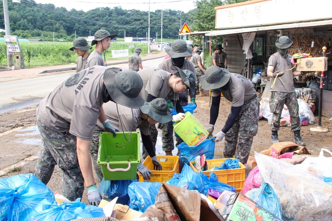 군 장병들이 수해피해 복구를 위해 구슬땀을 흘리고 있다. (사진=가평군 제공) 