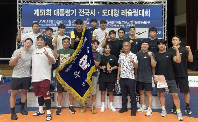 29일 강원 양구문화체육회관에서 열린 '제51회 대통령기 전국시도대항레슬링대회' 마지막 날 종합우승을 차지한 경기도 선수단이 기념사진을 찍고 있다. (사진=경기도레슬링협회 제공)