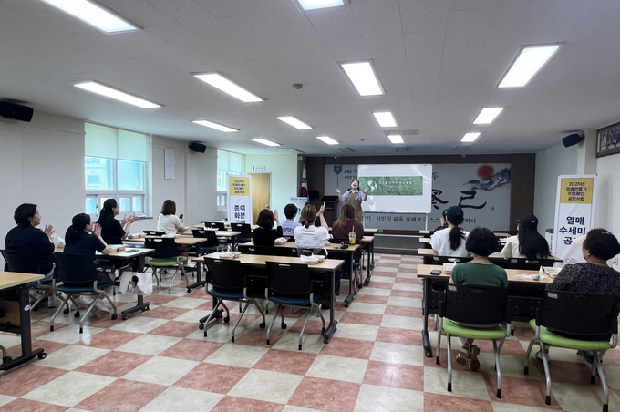 지난 29일 권선구 구운동 행정복지센터에서 자원 업사이클링 활동이 진행되고 있다. (사진=수원시 권선구 제공)