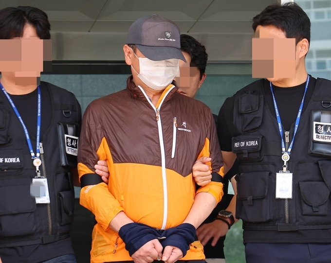 인천 연수구 송도국제도시 총격 사건 피의자가 논현경찰서에서 나와 검찰로 구속 송치되고 있다. ( 사진 = 논현경찰서 제공 )