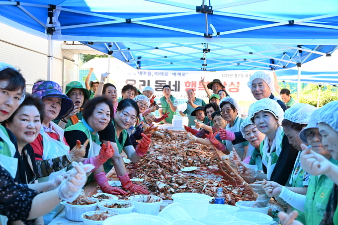 동두천시 새마을부녀회가 여름맞이 계절김치 담그기 행사를 가졌다. (사진=동두천시 제공)