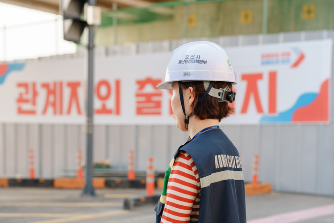 오산시 한 공무원이 극한 폭염 속 가장교차로 오산~정남 방향에서 안전지도를 하고 있다. (사진=지명신 기자)