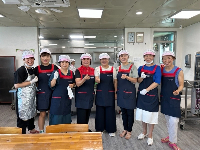(사)경기도여성단체협의회 양평군지회가 양평군종합사회복지관 경로식당에서 배식봉사를 실시했다. (사진=양평군 제공)