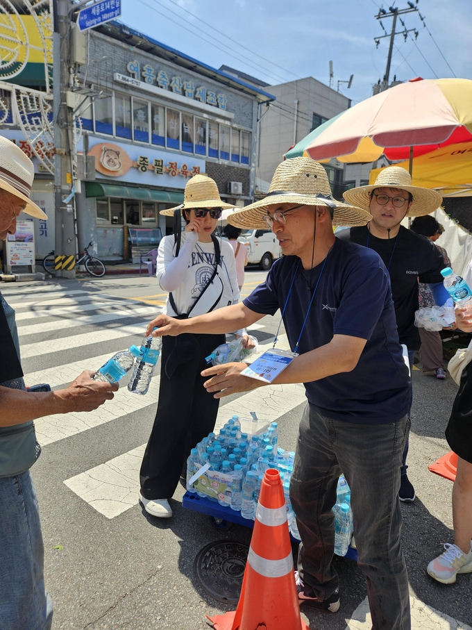 30일 수도권기상청이 여주 한글시장 5일 장터를 찾아 폭염 피해 예방 '해피해피 캠페인을 진행했다. (사진=수도권기상청 제공)