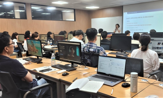 30일 한국장애인고용공단 직원들이 서울 비트교육센터에서 ‘인공지능 이해와 ChatGPT 활용’ 교육을 받고 있다. (사진=한국장애인고용공단 제공)