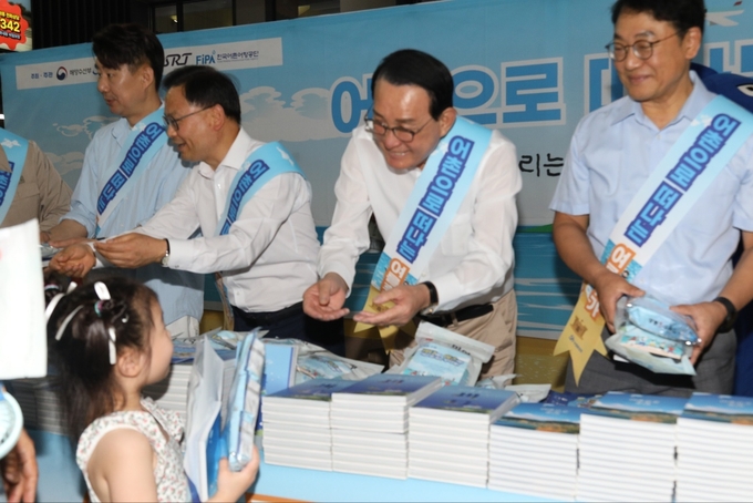 노동진 수협중앙회장(사진 오른쪽 두 번째부터) 30일 김성범 해양수산부 차관과 함께 서울 수서역에서 시민들에게 '바다를 보다' 책자를 나눠주고 있다. (사진=수협중앙회 제공)