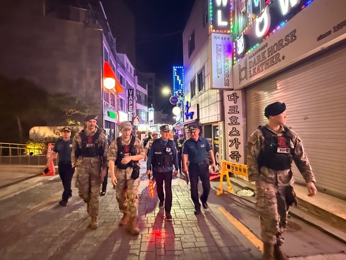  지난 25일 평택경찰서가 팽성 안정리 로데오거리 등지에서 미군과 합동 순찰을 실시했다. (사진=평택경찰서 제공)