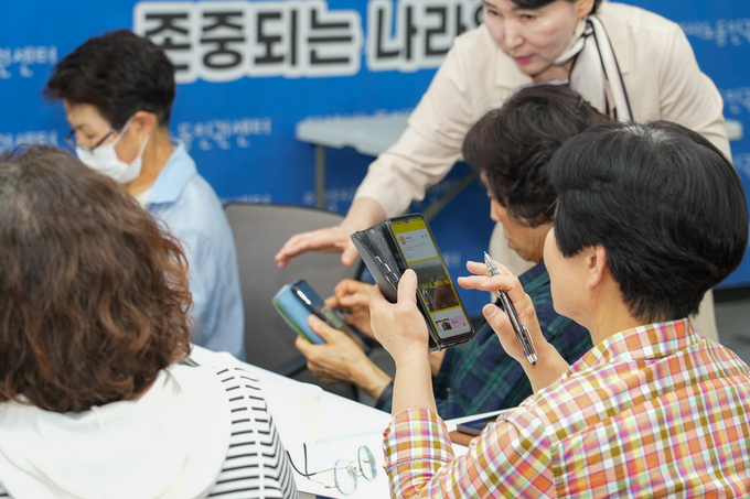 안양시 노동인권센터가 노년층 종사자를 대상으로 스마트폰 사용법을 교육하고 있다. (사진=안양시 제공)
