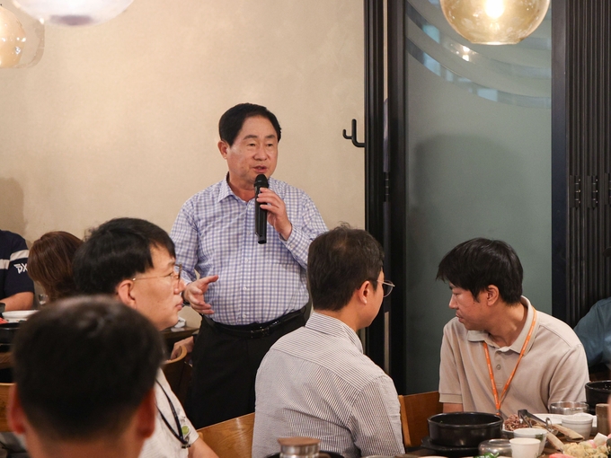 주광덕 시장이 환경미화원 60명을 초청해 노고를 격려하고 있다. (사진=남양주시 제공)