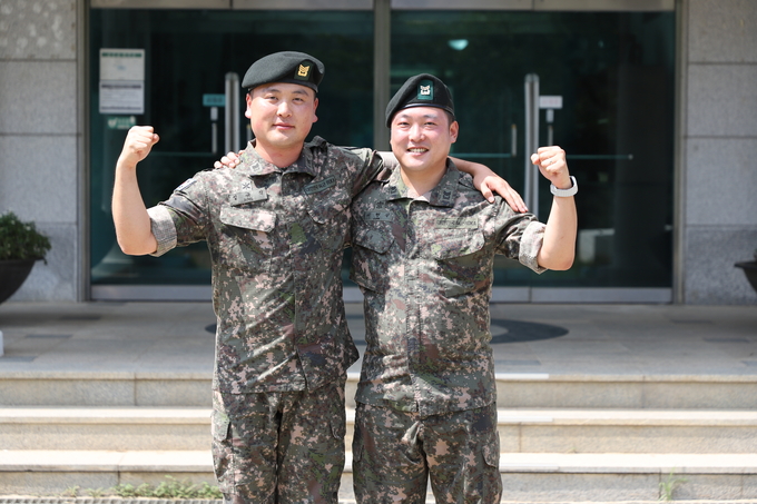 수영장에서 심정지 상태에 있는 4남매의 엄마를 구조한 이현식(사진 오른쪽) 상사와 성규석 상사. (사진=육군1사단 제공)