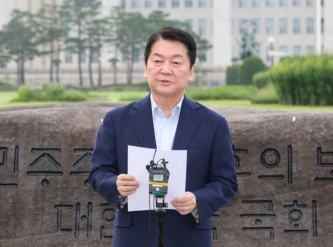  국민의힘 안철수 의원이 지난 29일 서울 여의도 국회 상징석 앞에서 당대표 선거 출마 선언, 내란 특검 관련 기자회견을 하고 있다. (사진=연합뉴스)