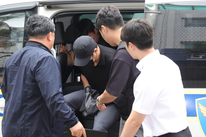  30일 오전 의정부시 가능동 의정부지방법원에서 강도상해 혐의로 구속영장이 청구된 30대 농협 직원 A씨가 구속 전 피의자 심문을 위해 법정으로 이동하고 있다. (사진=연합뉴스)