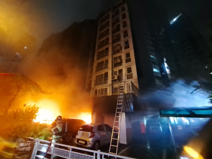 지난 17일 오후 광명시 소하동 한 아파트 주차장에서 화재가 발생했다. 이 사고로 인한 사망자는 현재 4명으로 집계됐다. (사진=연합뉴스)