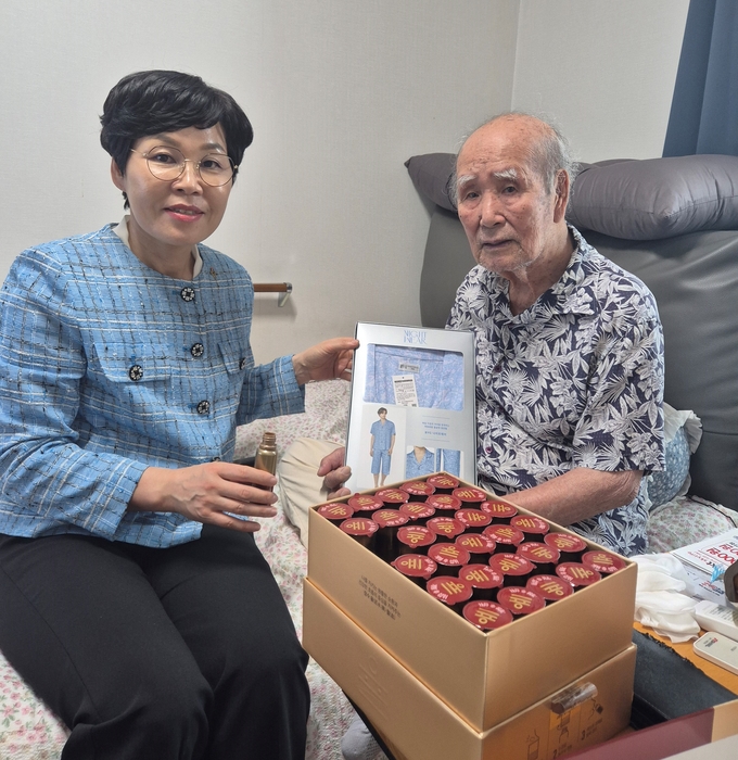  30일 이향숙 국가보훈부 경기남부보훈지청장이 평택의 국가유공자 거주지를 방문해 혹서기 취약계층 위문을 실시했다. (사진=국가보훈부 경기남부보훈지청 제공)