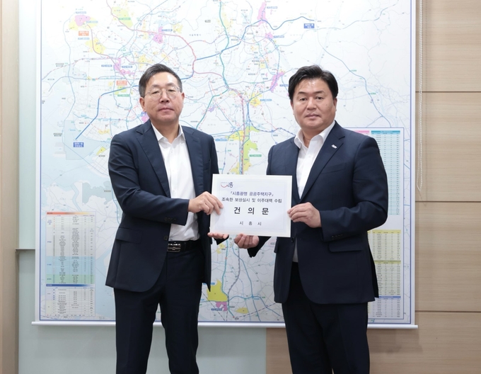 임병택 시흥시장은 최용택 LH 광명시흥사업본부장(사진 왼쪽)에게 건의문을 전달했다. (사진=시흥시 제공)