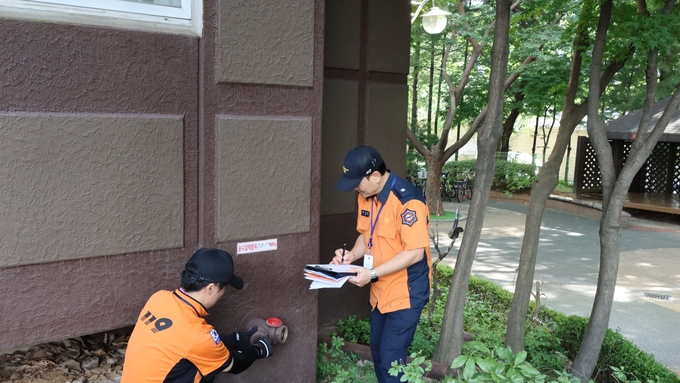 군포소방서 직원들이 소방 안전 합동점검을 하고 있다. (사진=군포소방서 제공)