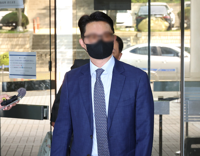  '건진법사 청탁 의혹'의 핵심 인물인 통일교 전 세계본부장 윤모 씨가 30일 영장실질심사를 위해 서울중앙지법에 출석하고 있다. (사진=연합뉴스)