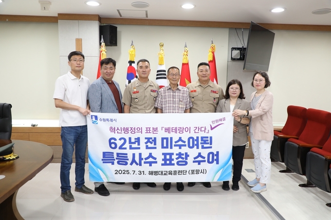 31일 해병대 1319기 수료식 후 교육훈련단장 집무실에서 열린 특등사수 표창 수여식 후 유영유 씨(가운데)를 비롯한 이성희·김경숙·허준 팀장과 홍승화 민원협력관 등이 함께하고 있다. (사진=독자 제공)