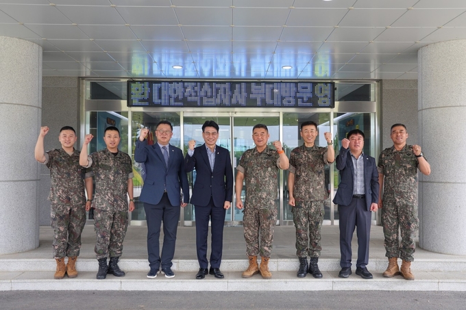 31일 대한적십자사와 육군제25사단 관계자들이 단체 헌혈 후 함께하고 있다. (사진=대한적십자사 제공)