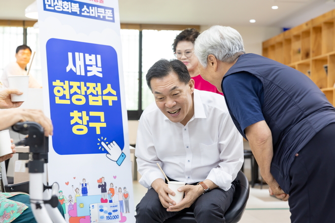 31일 이재준 수원시장이 우만종합사회복지관에 설치된 찾아가는 새빛현장접수청구를 방문해 어르신과 이야기를 나누고 있다. (사진=수원시 제공)