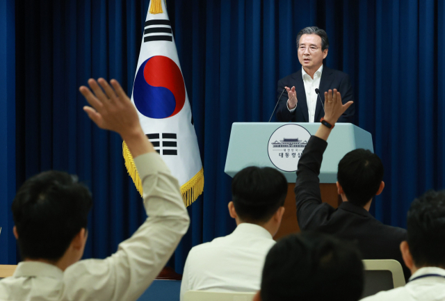 김용범 대통령실 정책실장이 31일 서울 용산 대통령실 청사에서 한미 관세 협상 타결 브리핑 후 기자들의 질문을 받고 있다. (사진=연합뉴스 제공)