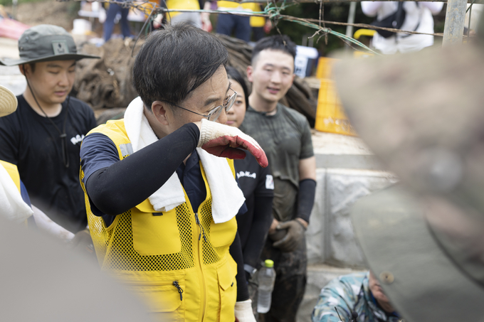 김동연 경기도지사와 경기도자원봉사센터, 경기도청년봉사단, 경기도 공무원, 군인들과 31일 가평군 상면 율길1리 수해 현장에서 복구 작업을 하고 있다. (사진=경기도 제공)