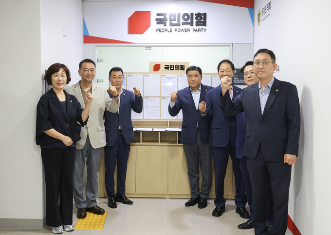 백현종(구리1·왼쪽 2번째) 경기도의회 국민의힘 대표의원 등이 31일 경기도의회 국민의힘 대표의원실 앞에서 기념촬영을 하고 있다. (사진=경기도의회 제공)
