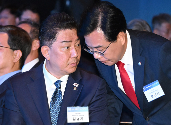 김병기 더불어민주당 당대표 직무대행 겸 원내대표(왼쪽)와 송언석 국민의힘 비상대책위원장 겸 원내대표가 31일 서울 중구 신라호텔에서 열린 서울경제 창간 65주년 기념식 '다시, 미러클 코리아'에 참석해 대화하고 있다. (사진=연합뉴스)