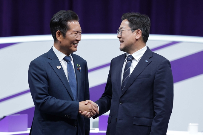 더불어민주당 정청래(왼쪽)·박찬대 당대표 후보들이 지난 29일 오후 서울 마포구 MBC에서 열린 TV토론회에 참석해 기념촬영을 하고 있다. (사진=연합뉴스)