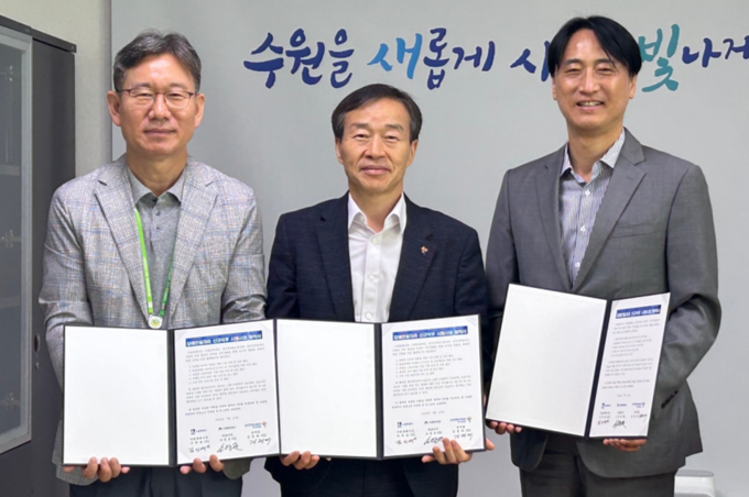 31일 수원시청에서 열린 업무협약식에서 김인배 수원시 시민복지국장과 오영균 수원문화재단 대표이사, 김정대 한국장애인고용공단 경기지역본부장이 협약서를 들고 기념촬영을 하고 있다. (사진=한국장애인고용공단 제공)