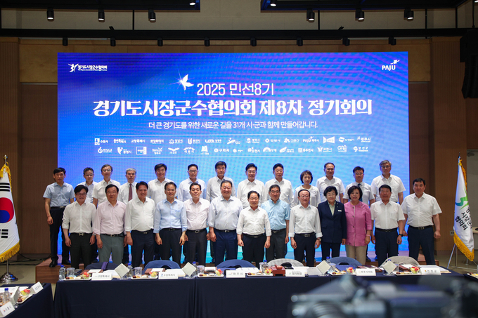 경기도시장군수협의회가 최근 기록적인 폭우로 큰 피해를 입은 가평군의 조속한 피해 복구와 이재민 지원을 위해 성금 1천만 원을 전달했다. (사진= 경기도시장군수협의회 제공)