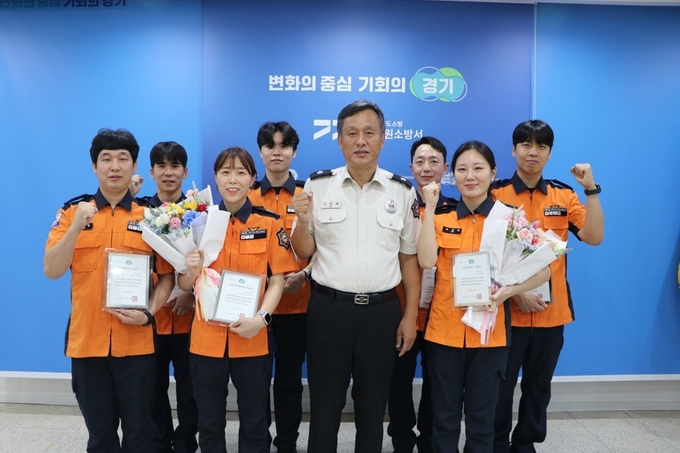 1일 중증환자 하트세이버 인증서 및 엠블럼 수여식 후 수상자들이 함께 하고 있다. (사진=수원소방서 제공)