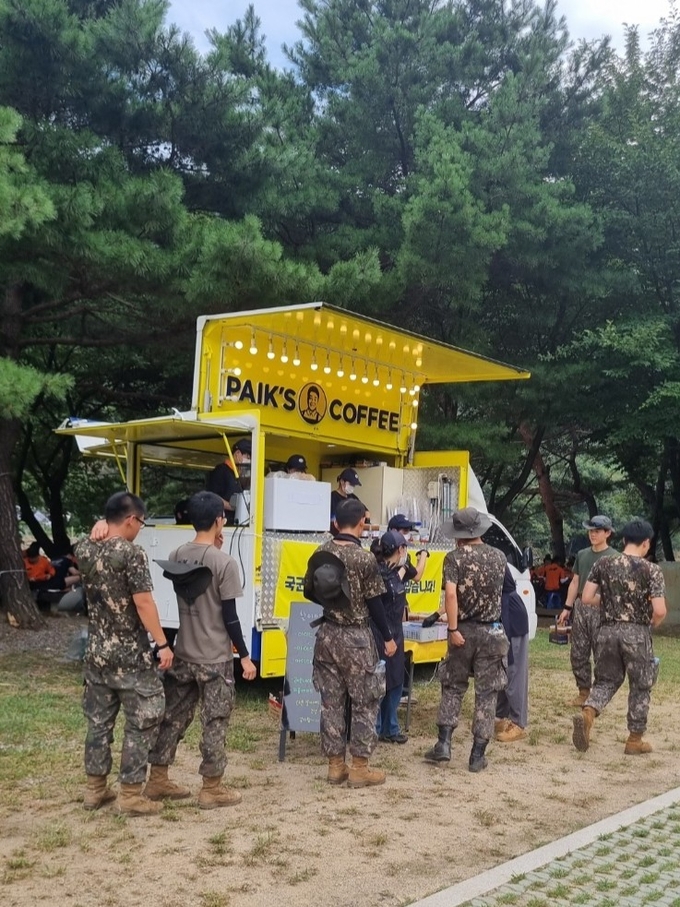 군 장병들이 음료를 받아가고 있다. (사진=대한적십자사 경기도지사 제공)