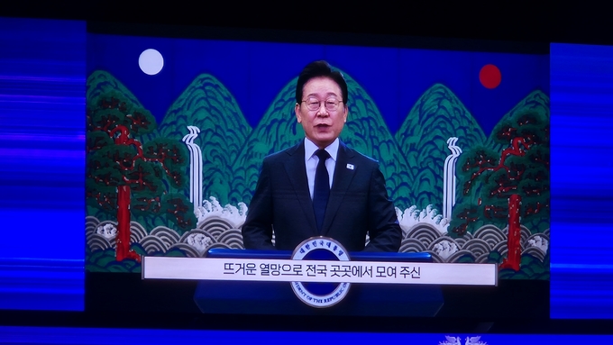 이재명 대통령의 더불어민주당 제2차 임시전국당원대회 영상 축사가 2일 오후 고양 킨텍스 행사장에 송출되고 있다. (사진=김한별 기자)
