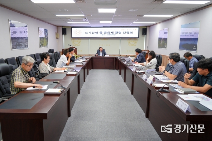 안성시의회가 도기동 문화재 보호와 지역 개발 간의 균형 방안을 위한 간담회가 열리고 있다. (사진=안성시의회 제공)