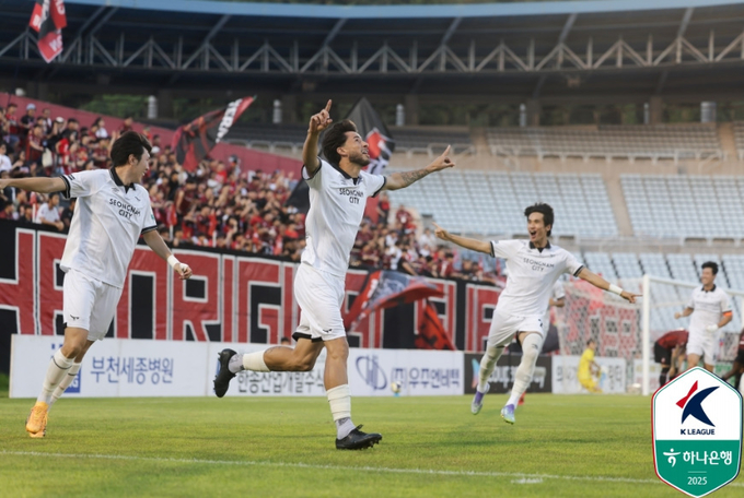 2일 부천종합운동장에서 열린 하나은행 K리그2 2025 23라운드 성남FC와 부천FC1995의 경기. 성남 프레이타스가 득점에 성공한 뒤 기뻐하고 있다. (사진=한국프로축구연맹 제공)