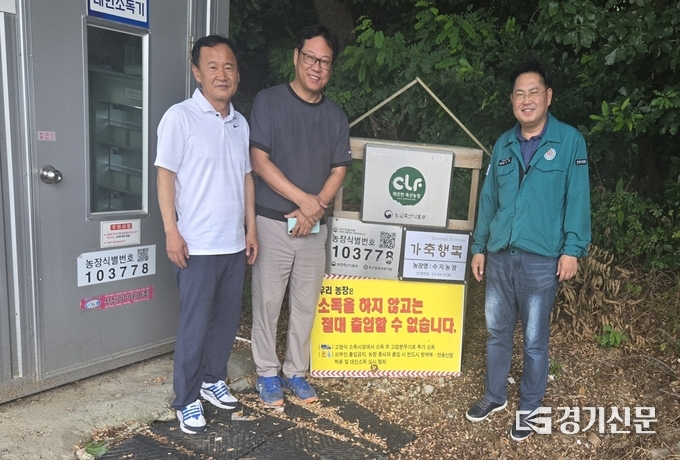 안성시의회 정천식 부의장과 최호섭 운영위원장이 관내 육계농장을 방문해 농민들의 고충을 청취하고 있다. (사진=최호섭 시의원실 제공)