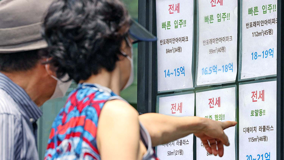 서울 서초구의 한 부동산 중개업소에 전세 매물 등 부동산 매물 정보가 게시돼 있다. (사진=연합뉴스 제공)