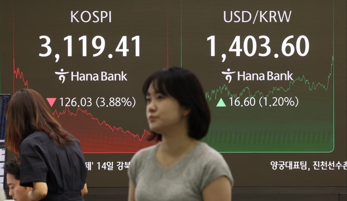 지난 1일 서울 중구 하나은행 본점 딜링룸에서 직원들이 업무를 보고 있다. 이날 코스피는 전장보다 126.03포인트(3.88%) 내린 3119.41에 장을 마쳤다. (사진=연합뉴스 제공)