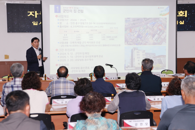 문경복 옹진군수가 자월면에서 실시한 간담회에서 군민들에게 지역 현안을 설명하고 있다. ( 사진 = 옹진군 제공 )