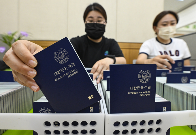 수원시 팔달구 수원시여권민원실에서 관계자가 발급된 여권을 정리하고 있다. (사진=옥지훈 기자)