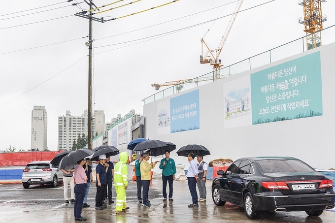 윤환 계양구청장(노란색 옷)이 산업현장을 점검하고 있다. ( 사진 = 계양구 제공 )