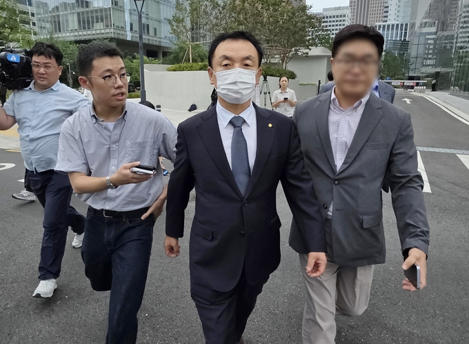  3일 도이치모터스 주가조작 사건과 관련해 김건희특검에 소환된 권오수 전 도이치모터스 회장이 서울 광화문 김건희특검 사무실을 나서고 있다. 