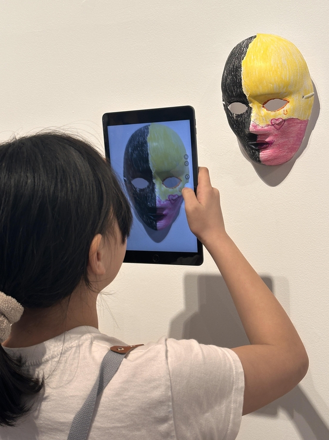 경기도교육청이 4일부터 '인공지능(AI) 디지털팔레트 예술공유학교'를 운영한다. 사진은 참가 학생이 디지털아트 교육을 받고 있는 모습. (사진=경기도교육청 제공)