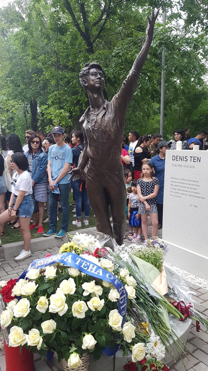 데니스 텐의 추모비 : 1주기 행사 때 추모비 제막식이 거행되었다. (사진=김상욱 알마티고려문화원장 제공)