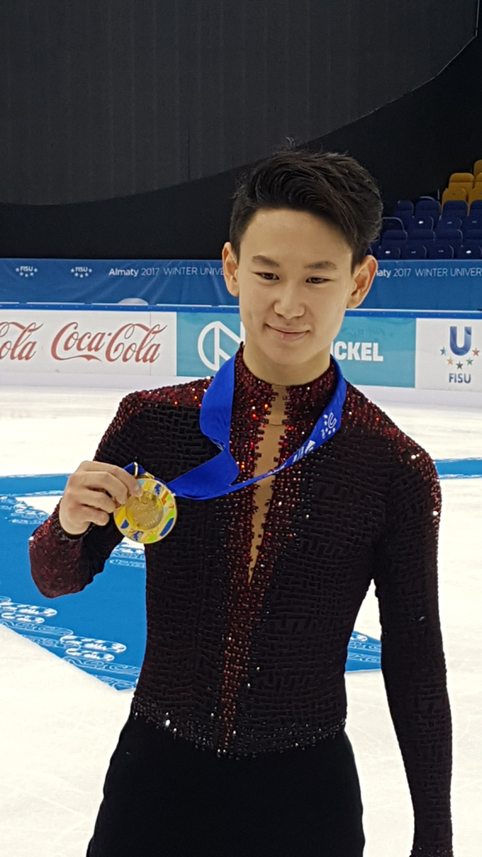 2017 동계유니버시아드 대회에서 금메달을 목에 건 데니스 텐 . (사진=김상욱 알마티고려문화원장 제공)