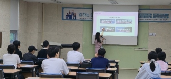경기도 경계선지능 청년 일 역량강화 프로젝트 1기 참여자들이 교육을 수강하고 있다. (사진=경기도 제공)