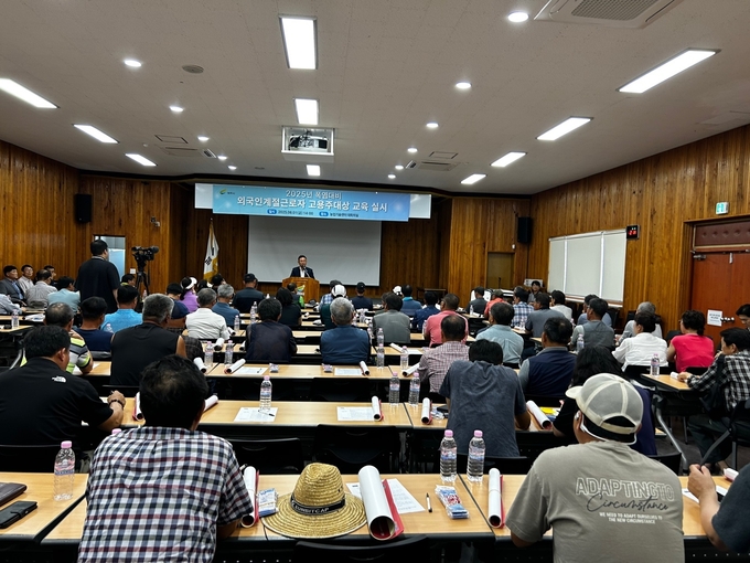 여주시가 외국인 계절근로자를 고용하고 있는 고용주(농업인)를 대상으로 폭염 대응을 위한 외국인 계절근로자 안전과 고용주 준수사항 교육을 실시했다. (사진=여주시 제공)